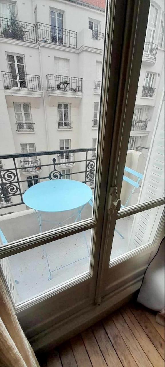 Avec Balcon Dans Calme Avec Gardien - Appartement Paris
